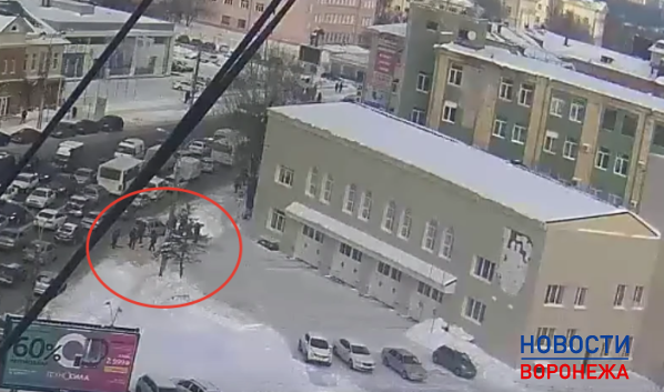 Люди в форме забрасывают снегом машину активиста.