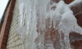 Сосульки свисают со многих крыш в Воронеже.