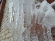 Сосульки свисают со многих крыш в Воронеже.