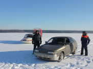 Выезжать на лед на машинах опасно.