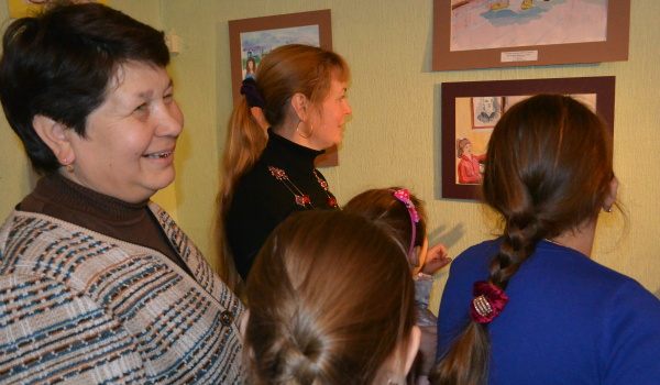 Выставка детских рисунков в Новохоперской школе искусств, которые юные воронежцы подали на конкурс  «Алмазные грани».