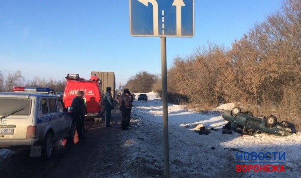 ВАЗ-21074 на крыше в кювете.