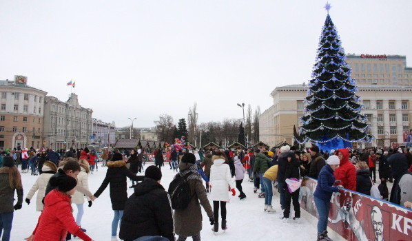 Как воронежцы отмечают Новый год на площади Ленина.