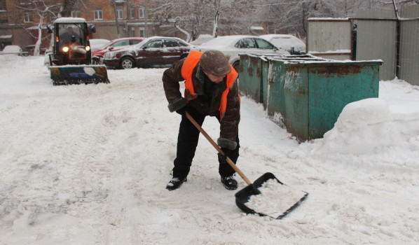 Как в снегопад расчищают дворы Воронежа.