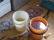 Воду собирают в ведра.