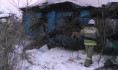 Пожарные около сгоревшего дома.