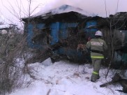 Пожарные около сгоревшего дома.