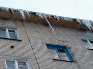 Сосульки на домах.