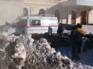 На месте работают спасатели и сотрудники теплоснабжающей компании.
