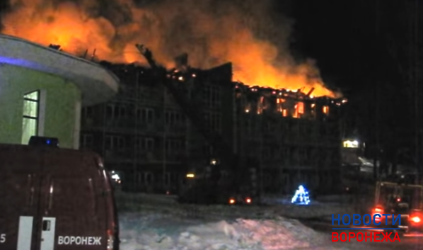 Огонь охватил верхний этаж здания.