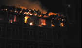 Огонь охватил верхние этажи корпуса.