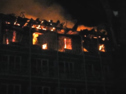 Огонь охватил верхние этажи корпуса.