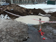 Яма заполнена водой.