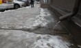 Из-за таяния снега в городе начинают образовываться лужи.