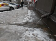 Из-за таяния снега в городе начинают образовываться лужи.