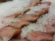 В магазинах нашли подозрительные продукты.