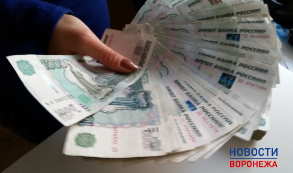 Продавщица украла деньги.