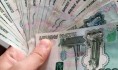 Мужчина обналичил деньги через банкомат.