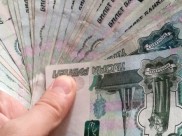 Мужчина обналичил деньги через банкомат.