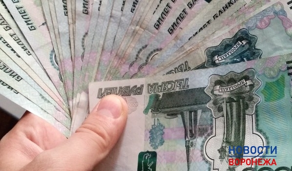Мужчина обналичил деньги через банкомат.