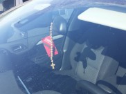 Прохожие едва не укатили чужое авто.