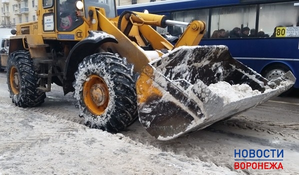 Город расчищают от снега.