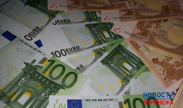 У москвича украли крупные суммы долларов и евро.
