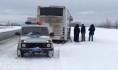Полицейские помогли людям из сломавшегося автобуса.