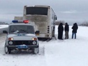 Полицейские помогли людям из сломавшегося автобуса.