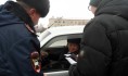 Гаишники поздравляли водителей.