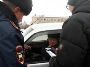 Гаишники поздравляли водителей.