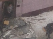 Женщину достали из-под завалов очевидцы.