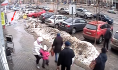 Лед обрушился на тротуар рядом с людьми.