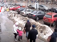 Лед обрушился на тротуар рядом с людьми.