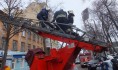 Мужчину сняли с водосточной трубы.