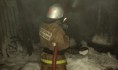 Спасатель вытащил из горящего дома людей и помог тушить огонь.