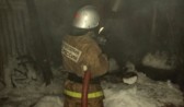 Спасатель вытащил из горящего дома людей и помог тушить огонь.