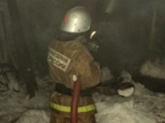 Спасатель вытащил из горящего дома людей и помог тушить огонь.