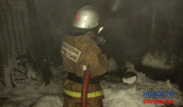 Спасатель вытащил из горящего дома людей и помог тушить огонь.