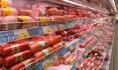 Мужчина убежал из магазина с колбасой.