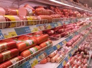 Мужчина убежал из магазина с колбасой.