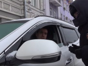 Алексей Антиликаторов общается с гаишником.