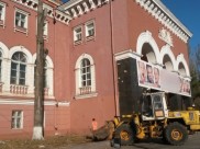 Около Дома офицеров высадят новые деревья.