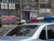 Мужчина выбил решетку и выпрыгнул из окна квартиры, убегая от полиции.