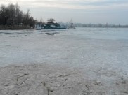 На льду множество промоин.