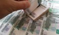 Мужчина спрятал деньги в карман.