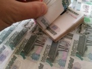 Мужчина спрятал деньги в карман.