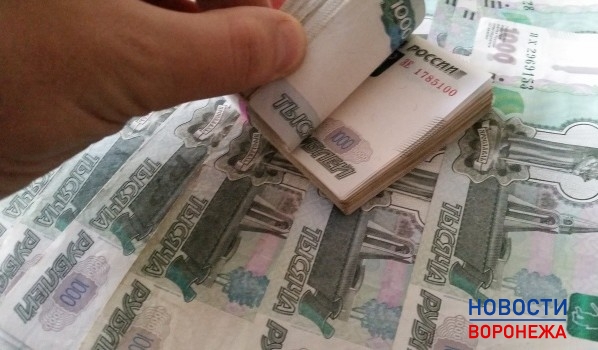 Мужчина спрятал деньги в карман.