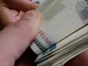 Мужчину задержали при попытке передать деньги.