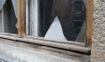 Вор похитил вещи и деньги из дома.